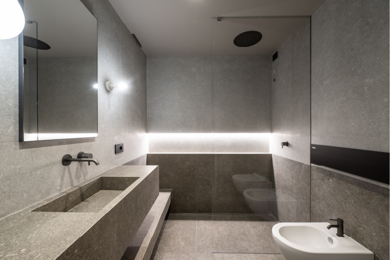 Bagno in gres grigio con arredamento minimalista e dettagli contemporanei, presso Casa Moro, Venezia