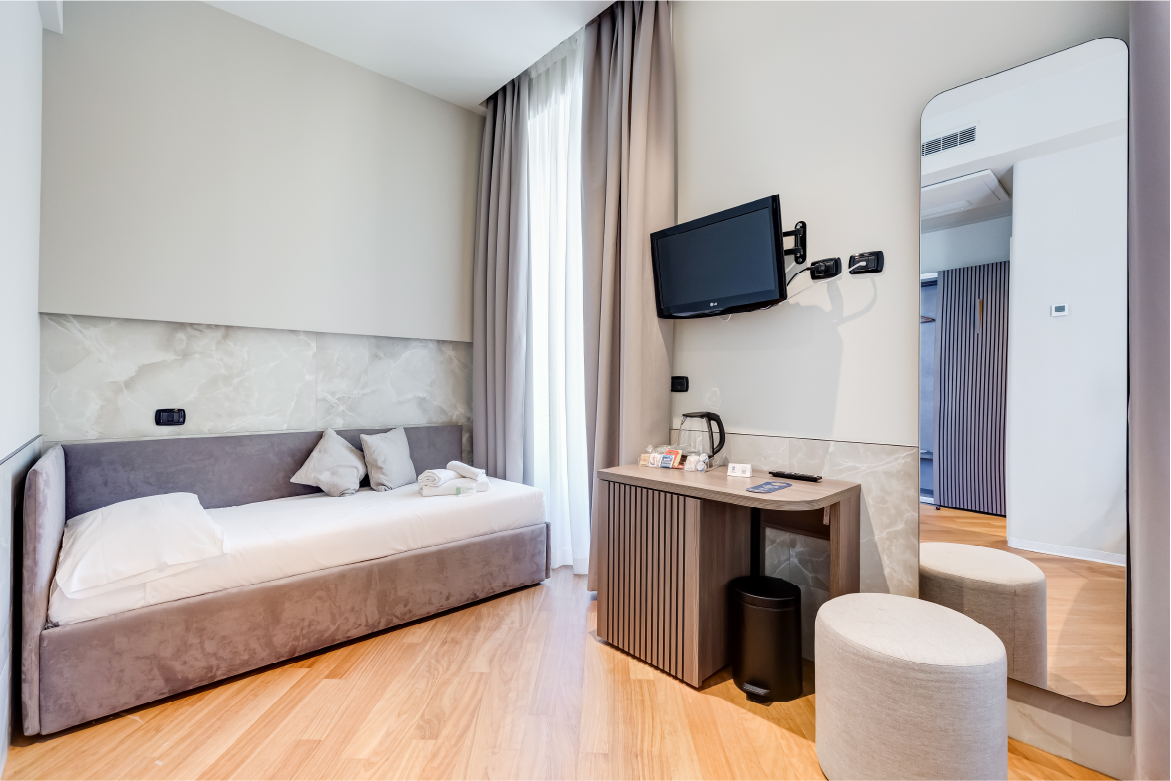 Camera singola accogliente con mobili Pianca, dotata di comfort moderno e design minimalista al Best Western Hotel Plaza di Napoli