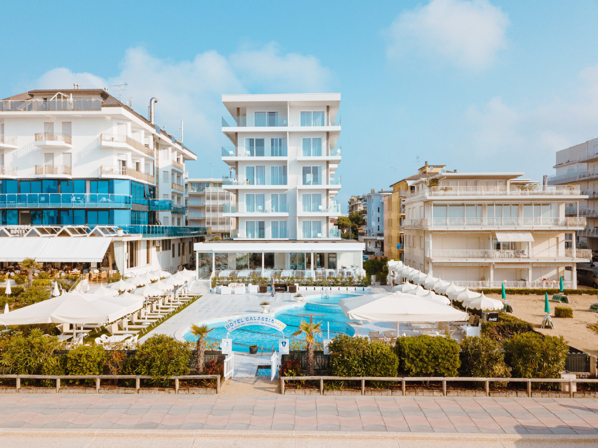 facciata moderna hotel galassia di jesolo