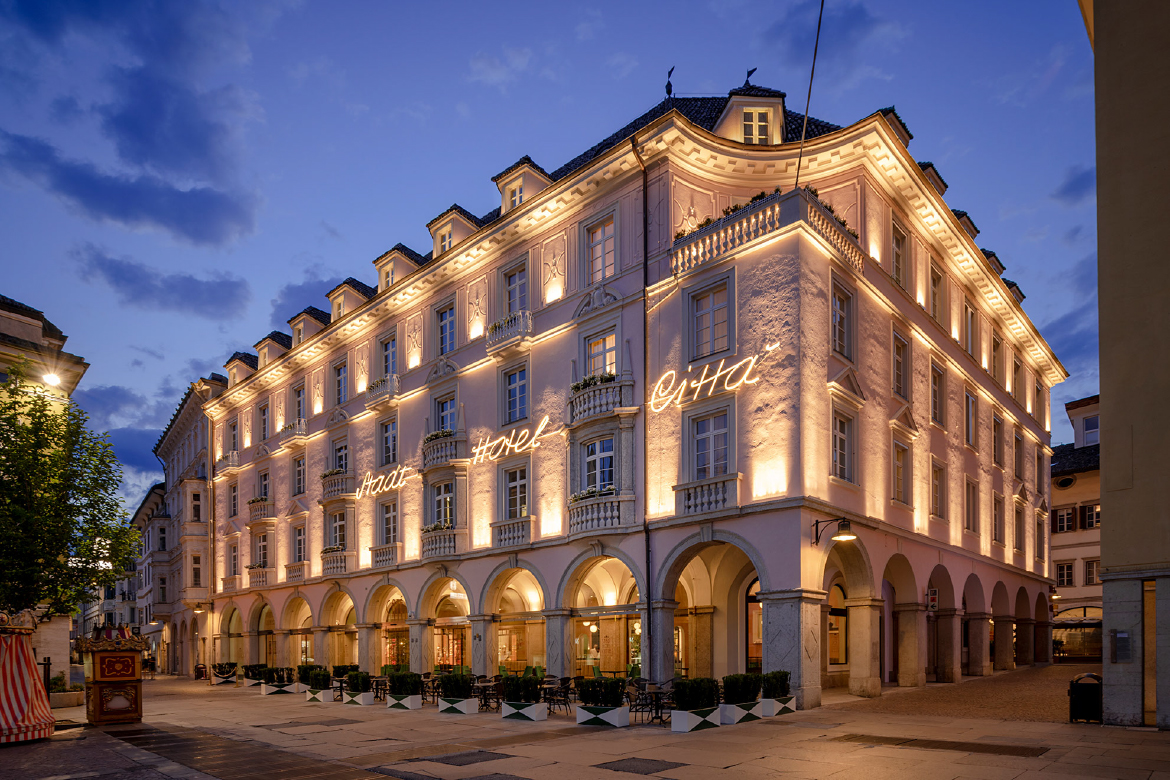 foto notturna facciata stadt hotel bolzano