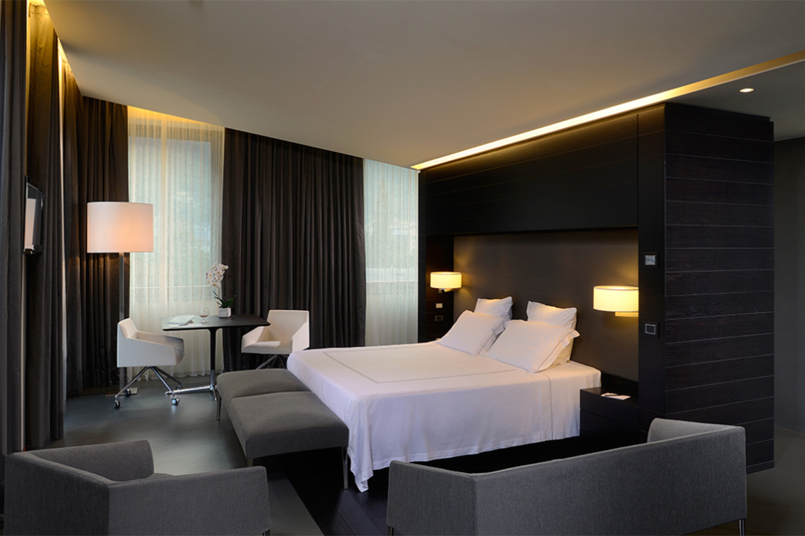 modern hotel bedrom