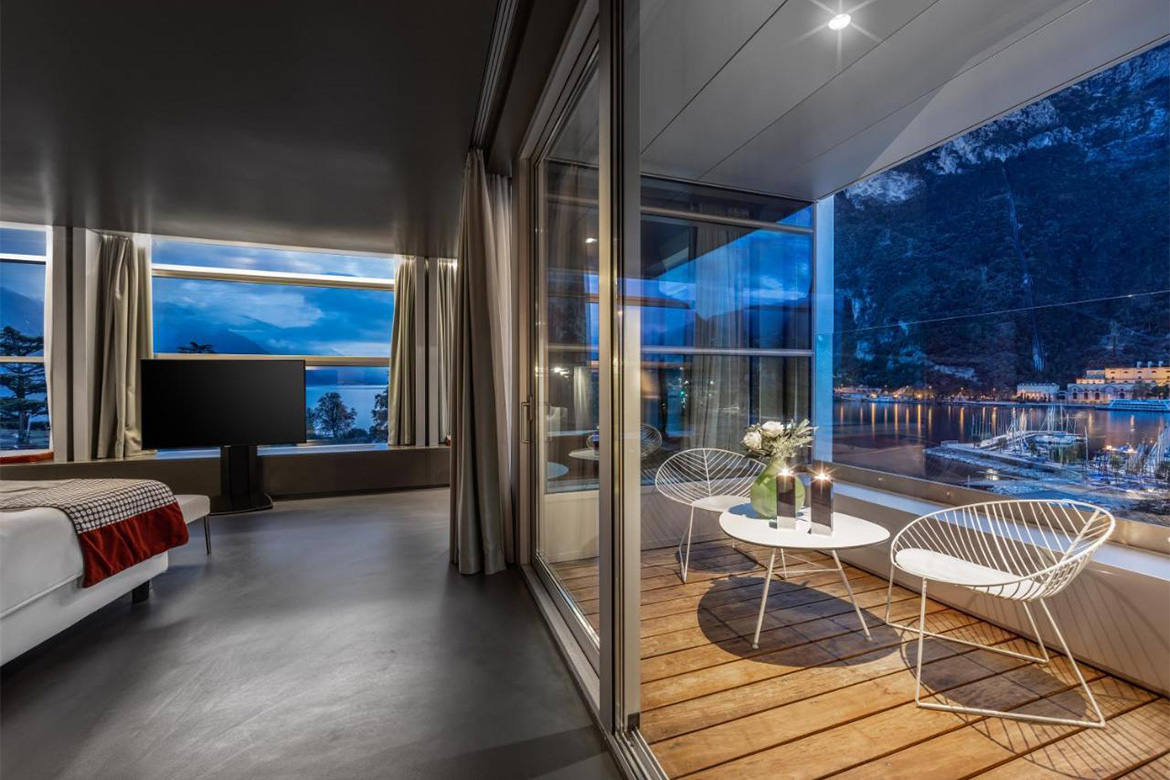 modern hotel bedrom