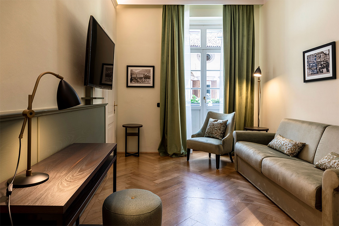 bedroom in stadt hotel furnished with pianca's products