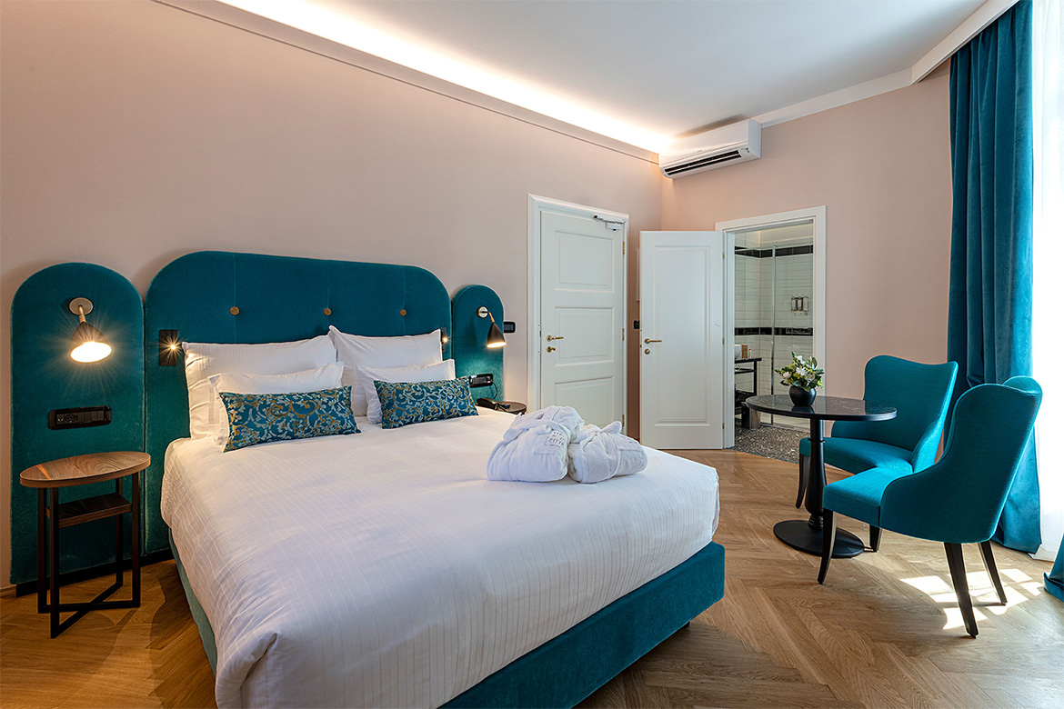 bedroom in stadt hotel furnished with pianca's products