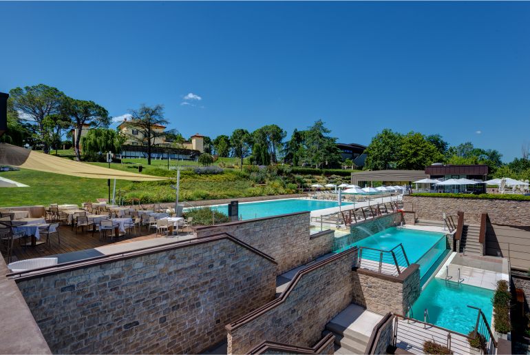 piscine esterne del complesso resort di varignana a bologna