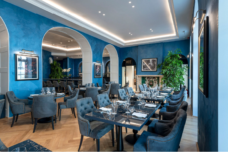 sala da pranzo in velluto stadt hotel bolzano sui toni dei blu